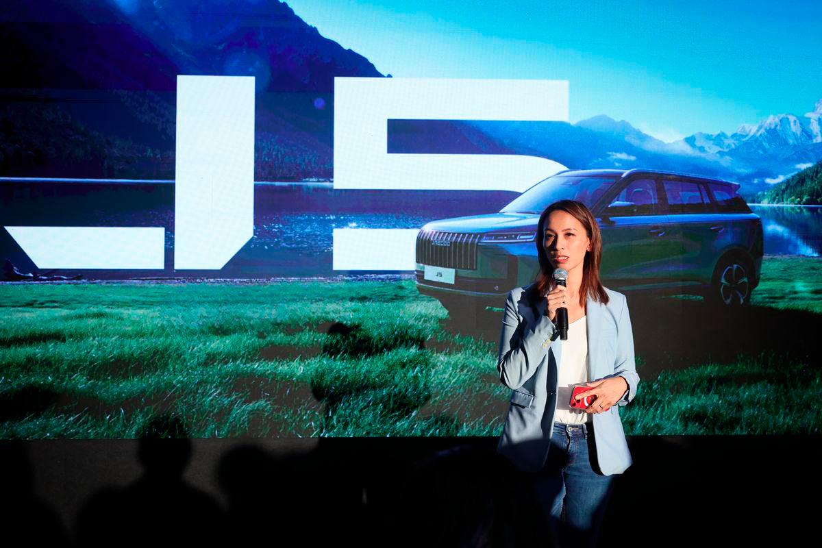 The Vice President of OMODA | JAECOO Malaysia, Emily Lek, explaining the new J5 car model at the OMODA | JAECOO Carnival in Desa ParkCity today. - BERNAMA