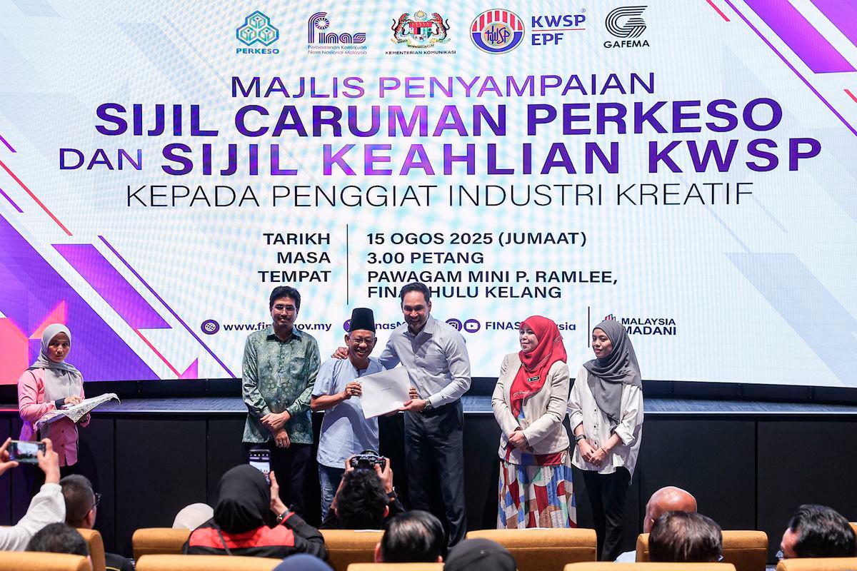 National Film Development Corporation Malaysia (Finas) chairman Datuk Gerald Hans Isaac (third, right) with veteran actor and comedian Sharizan Ahmad (second, left) at the presentation ceremony of the Social Security Organisation (Perkeso) contribution certificates and Employees Provident Fund (EPF) membership certificates to creative industry practitioners at the Finas building today. - BERNAMA