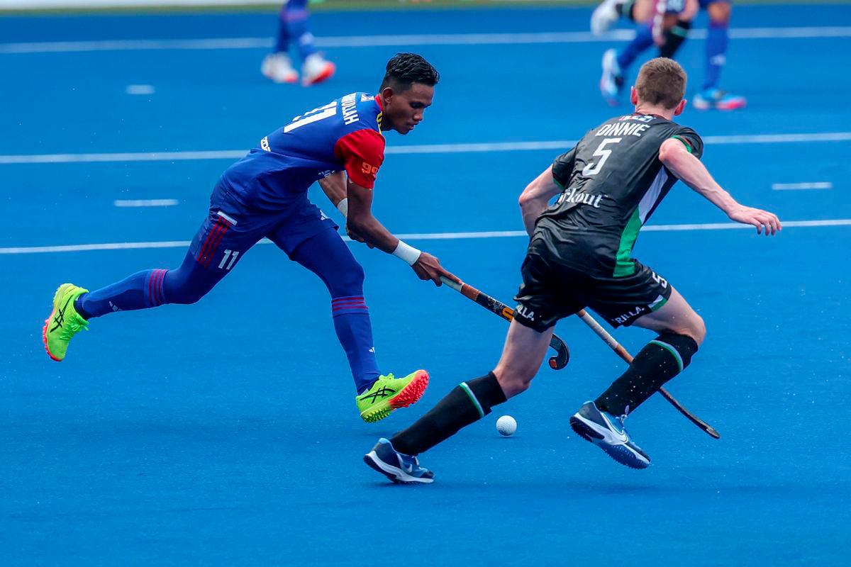Pemain Malaysia, Akhimullah Anuar (kiri) diasak pemain Wales Dinnie Alf ketika perlawanan klasifikasi lima hingga enam Malaysia menentang Wales pada Kejohanan FIH Hoki Piala Negara-Negara 2024-25 di Stadium Nasional Hoki Bukit Jalil hari ini. - fotoBERNAMA