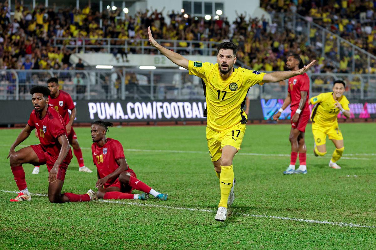 Pemain Malaysia Sturmer Dos Reis Paulo Josue bersorak kegembiraan selepas berjaya menjaringkan gol ketika menentang Cape Verde pada Perlawanan Antarabangsa Tier 1 di Stadium Bola Sepak Kuala Lumpur. - fotoBERNAMA