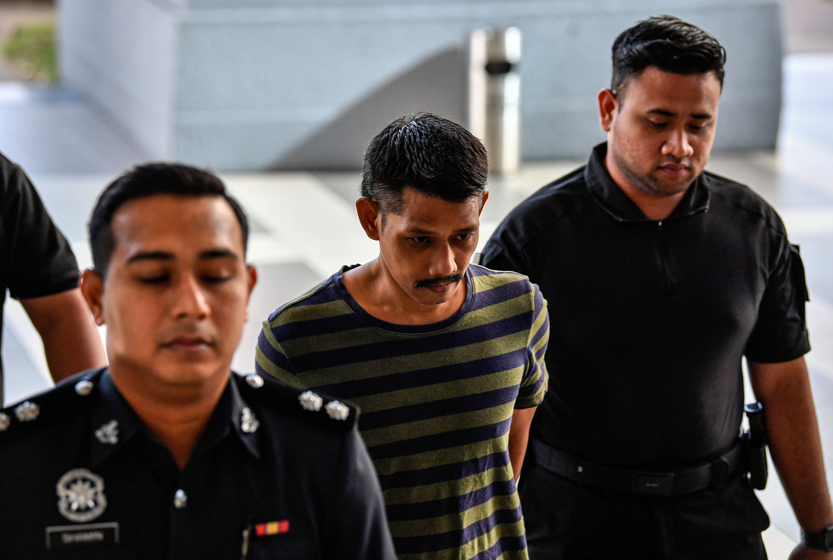 Izat Saini @ Zaini, 43, didakwa di Mahkamah Majistret atas pertuduhan menggunakan kekerasan jenayah terhadap dua penjawat awam. - BERNAMA