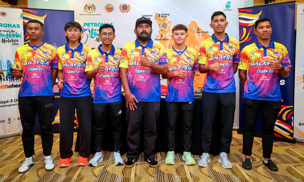 Ketua Jurulatih Mohd Yusof Abdul Nasir (tengah) bersama skuad berbasikal lebuh raya kebangsaan pada majlis Pengumuman Skuad Lebuhraya Kebangsaan ke Le Tour de Langkawi (LTdL) 2025 di Majlis Sukan Negara hari ini - fotoBERNAMA