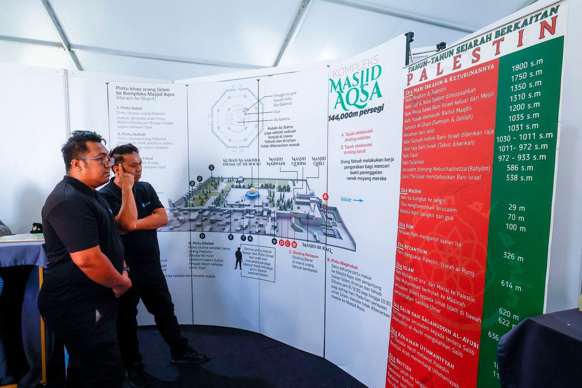 3D Gaza Time Tunnel turut mempamerkan artifak asal dari Gaza seperti mata wang, manuskrip lama dan koleksi khas sempena Karnival Sumud Nusantara 2025 di Dataran Merdeka hari ini- foto BERNAMA
