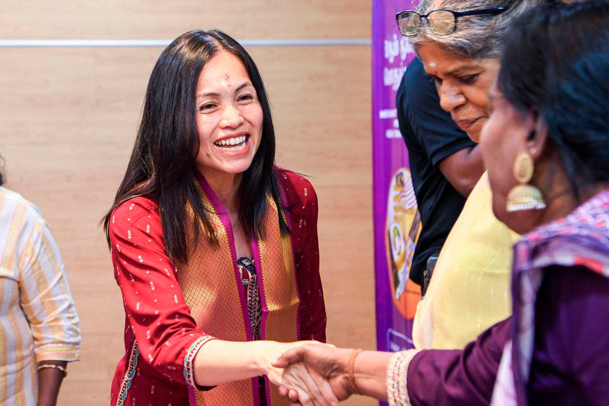 Timbalan Menteri Komunikasi Teo Nie Ching beramah mesra bersama tetamu selepas Mesyuarat Agung Tahunan Pertubuhan Media Tamil Malaysia Tahun 2025 di Wisma Jaya Bakti, Kuala Lumpur hari ini- BERNAMA