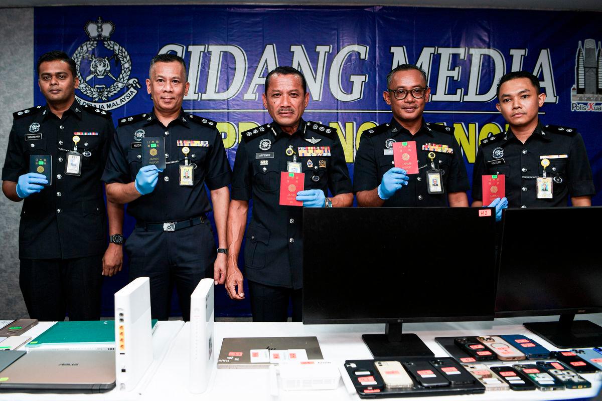 Ketua Polis Daerah Dang Wangi, ACP Sulizmie Affendy Sulaiman menunjukkan pasport yang dirampas pada sidang media di Ibu Pejabat Polis Daerah Dang Wangi, hari ini- BERNAMA