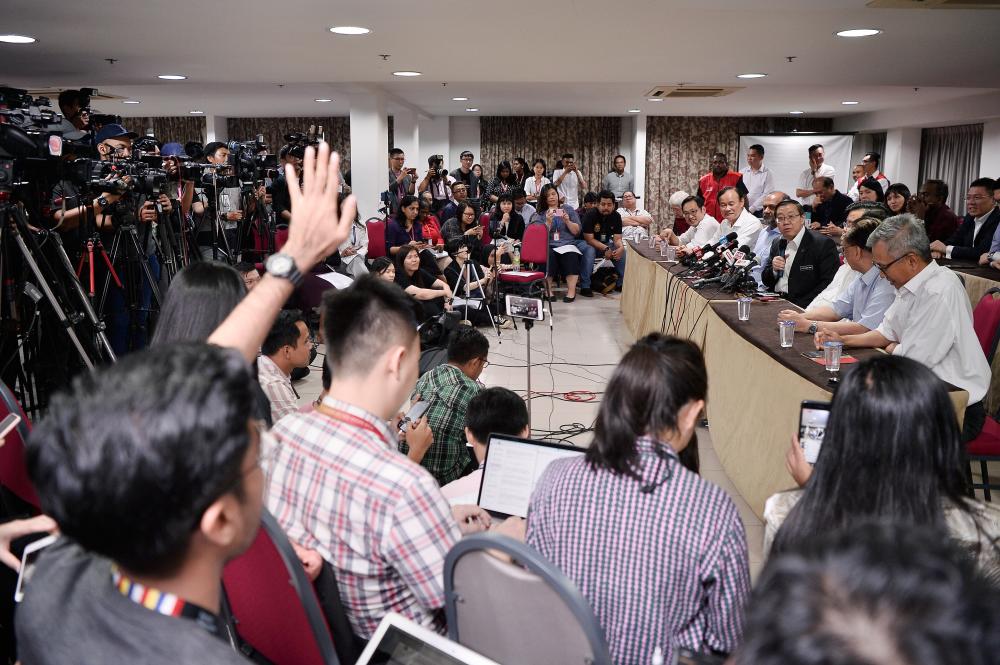 Finance Minister and DAP secretary-general Lim Guan Eng (4th from R) answers reporters’ questions at a press conference following the DAP’s emergency meeting at the DAP party headquarters here today. - Bernama
