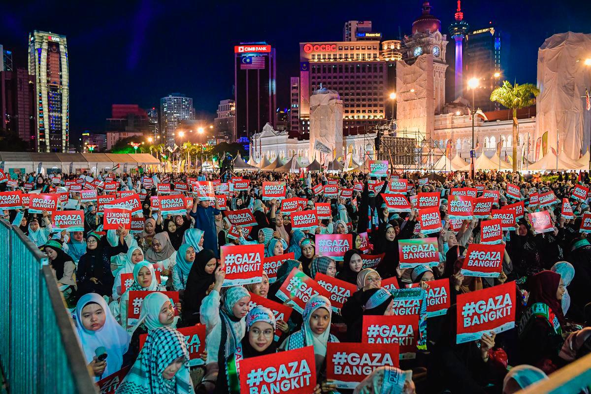 Sumud Nusantara participants gathered at Dataran Merdeka in conjunction with the Sumud Nusantara 2025 Carnival last night. – BERNAMA