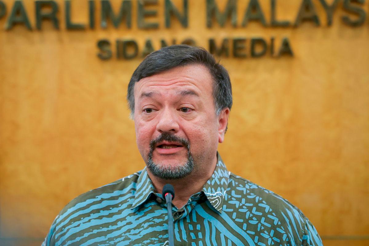 Menteri Kewangan II Datuk Seri Amir Hamzah Azizan bercakap pada sidang media di Dewan Rakyat hari ini - BERNAMA