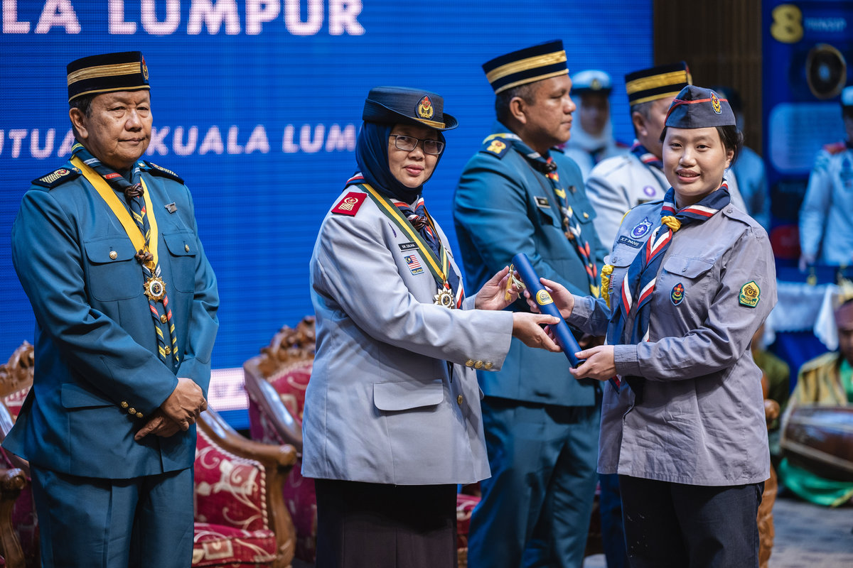 The Minister in the Prime Minister’s Department (Federal Territories), who is also the President of the Federal Territory of Kuala Lumpur Scouts Federation, Datuk Seri Dr Zaliha Mustafa (second from left), presents the King’s Scout Certificate to Pang Xiao Tien (right) during the Award Presentation Ceremony for Medals, Honours of the Scouts Association of Malaysia, and the King’s Scout Certificate of the Federal Territory of Kuala Lumpur Scouts Federation (PPMWPKL) yesterday. – BERNAMA