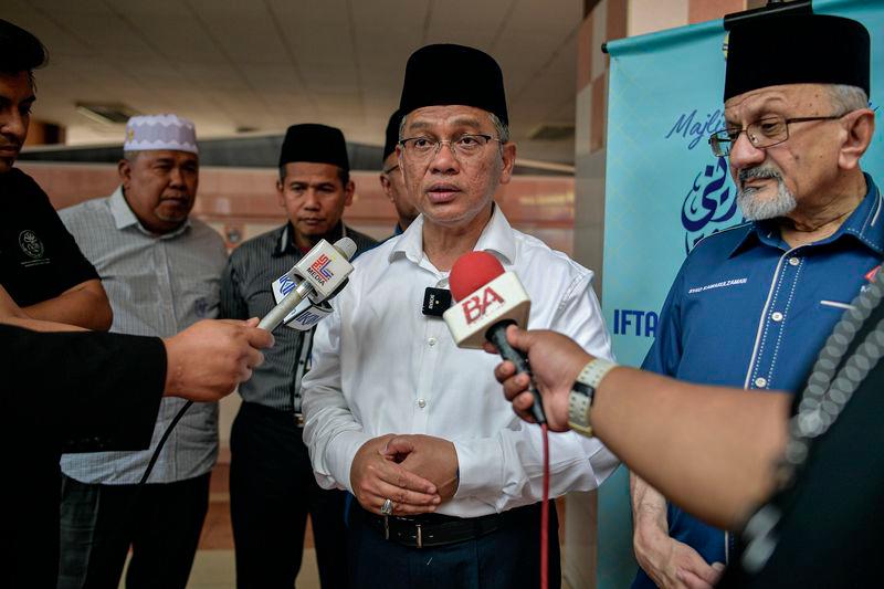 Menteri di Jabatan Perdana Menteri (Hal Ehwal Agama) Datuk Dr Mohd Na’im Mokhtar ketika ditemubual pemberita selepas Majlis Pelancaran Iftar Rahmah Madani (IRM) Tahun 1446H/2025M di Masjid Al-Hidayah Sentul Pasar hari ini. - fotoBERNAMA