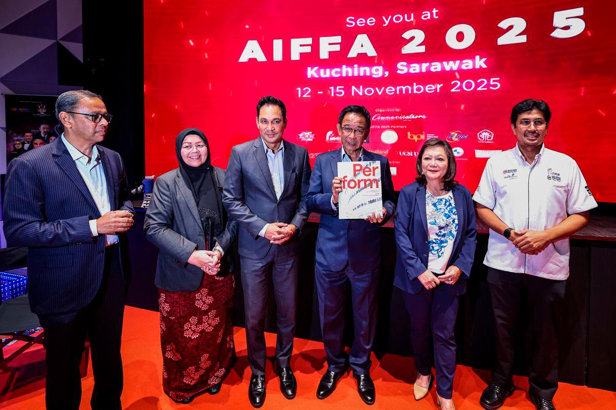 Menteri Pelancongan, Industri Kreatif dan Seni Persembahan Sarawak, Datuk Seri Abdul Karim Rahman Hamzah (tiga, kanan) melancarkan Majlis Pelancaran Anugerah dan Festival Filem Antarabangsa ASEAN (AIFFA) 2025 Kuala Lumpur di Bangunan Perbadanan Kemajuan Filem Nasional Malaysia (FINAS), di sini, hari ini- BERNAMA