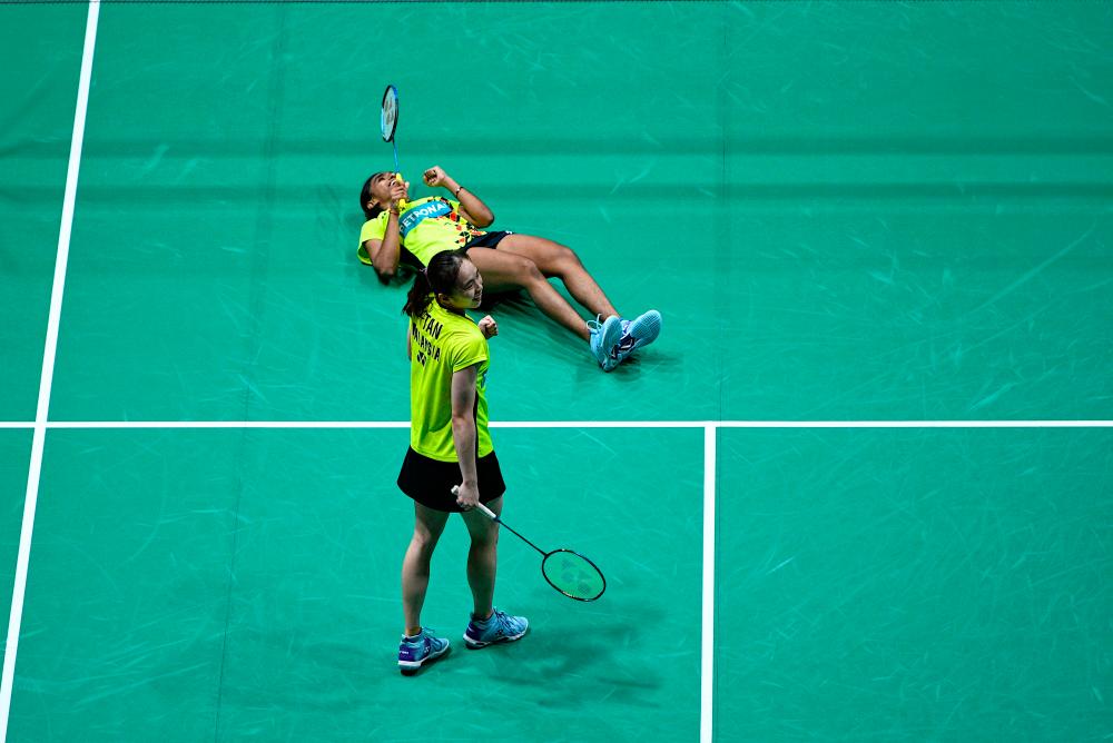 KUALA LUMPUR, July 8 -- The happy reaction of the Malaysian women’s badminton doubles, Pearly Tan and Thinaah Muralitharan after beating Indonesian players, A Rahayu and S Ramadhanti with full results 21-18 and 21-17 in the ‘Perodua Malaysia Masters 2022’ badminton match in Axiata Arena Bukit Jalil yesterday. BERNAMAPIX