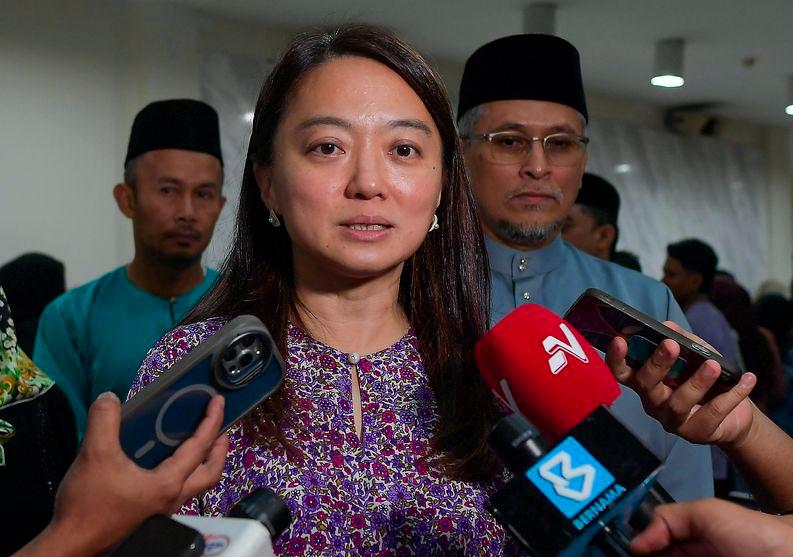 Menteri Belia dan Sukan Hannah Yeoh bercakap pada sidang media selepas Majlis Berbuka Puasa Persekutuan Lawn Bowls Malaysia di Bukit Kiara - fotoBERNAMA