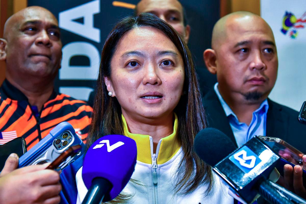 Minister of Youth and Sports, Hannah Yeoh, speaks to the media during the Jalur Gemilang handover ceremony for the national contingent to the 2025 ASEAN Deaf Games in Jakarta, Indonesia, held at Wisma KBS today. – BERNAMA
