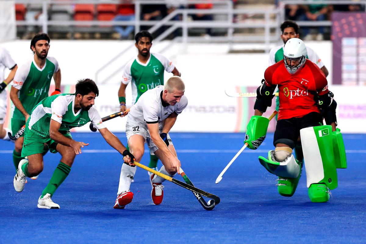 Pemain Pasukan New Zealand Baker George (tengah) diasak pemain Pakistan pada perlawanan akhir Kejohanan FIH Hoki Piala Negara-Negara 2024-25 di Stadium Nasional Hoki Bukit Jalil hari ini - BERNAMA