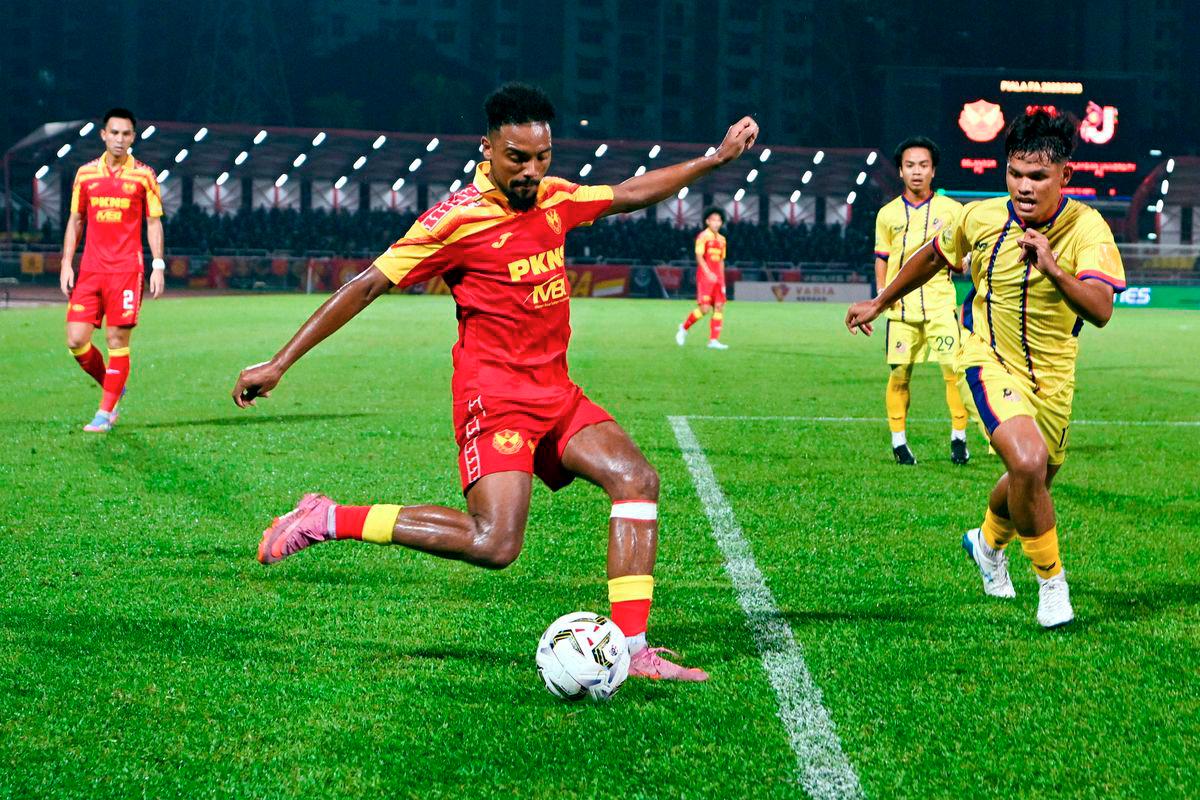 Selangor FC player Alvin Mateus Fortes (centre) is challenged by Malaysian University players during the FA Cup match at the Petaling Jaya City Council Stadium last night. – BERNAMA