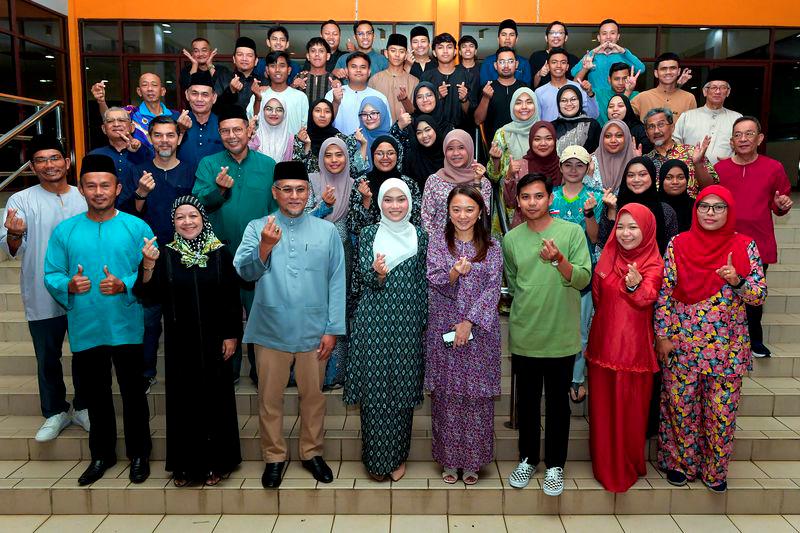 Menteri Belia dan Sukan Hannah Yeoh hadir (depan empat, kanan) bergambar bersama warga Persekutuan Lawn Bowls pada Majlis Berbuka Puasa Persekutuan Lawn Bowls Malaysia di Bukit Kiara - fotoBERNAMA