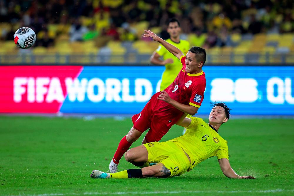 Aksi pemain Harimau Malaya Dominic Tan Jun Jin mengasak pemain Kyrgyzstan Batyrkanov Ernist pada perlawanan Kumpulan D bagi Kelayakan Piala Dunia 2026 dan Piala Asia 2027, Malaysia menentang Kyrgyzstan di Stadium Nasional Bukit Jalil pada Nov 16 2023. - fotoBERNAMA