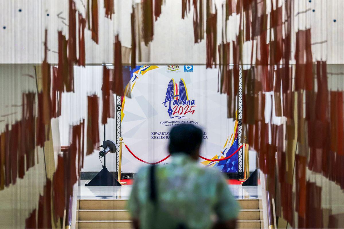 Kontraktor betugas mula memasang banting dan poster Hari Wartawan Nasional (HAWANA) 2025 ketika tinjauan persiapan menjelang penganjuran HAWANA 2025 di Dewan Merdeka Pusat Dagangan Dunia (WTC), hari ini.- fotoBERNAMA