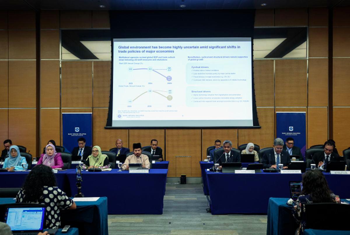 Bank Negara Malaysia (BNM) governor Datuk Seri Abdul Rasheed Ghaffour and Bank Negara Malaysia Chief Statistician Datuk Seri Dr Mohd Uzir Mahidin during the press conference on the first quarter of 2025 (1Q 2025) at Sasana Kijang, today. - BERNAMAPIX