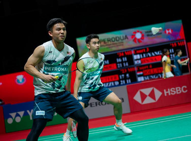 KUALA LUMPUR, 23 Mei - - Aksi beregu Lelaki negara Goh Sze Fei (kanan) dan Nur Izzuddin ketika menentang pemain Thailand Peeratchai Sukphun dan Pakkapon Teeraratsakul pada pusingan kedua perlawanan sempena Kejohanan Badminton Masters Malaysia Axiata Arena, Bukit Jalil hari ini.Malaysia menang kepada Thailand 21-17, 21-12.-- fotoBERNAMA (2024) HAK CIPTA TERPELIHARA