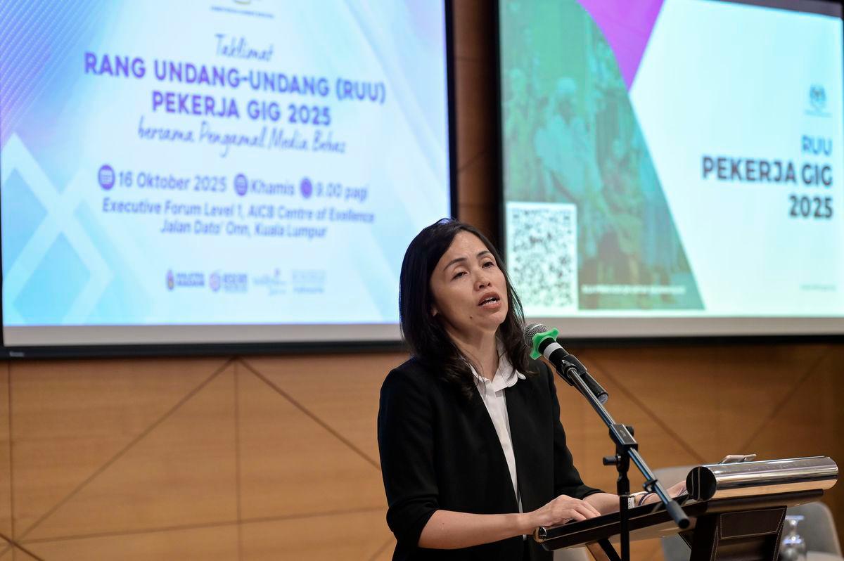 Deputy Minister of Communications Teo Nie Ching speaks at the 2025 GIG Workers Bill (RUU) Briefing Session at the AICB Centre of Excellence, today. – BERNAMA
