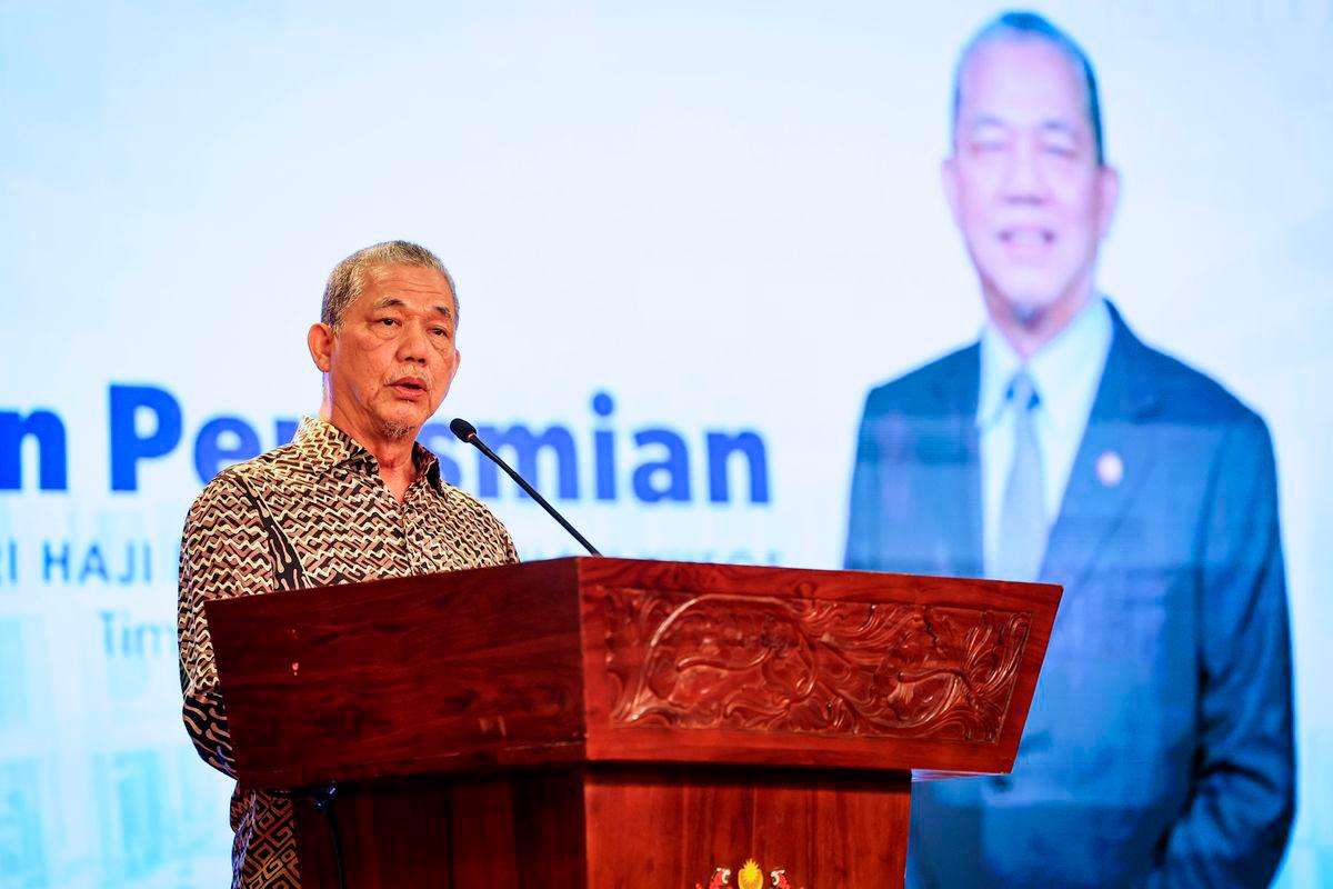 Timbalan Perdana Menteri Datuk Seri Fadillah Yusof berucap pada Perasmian Sistem Solar Fotovolta Parlimen Malaysia di Dewan Bankuet di Bangunan Parlimen semalam.