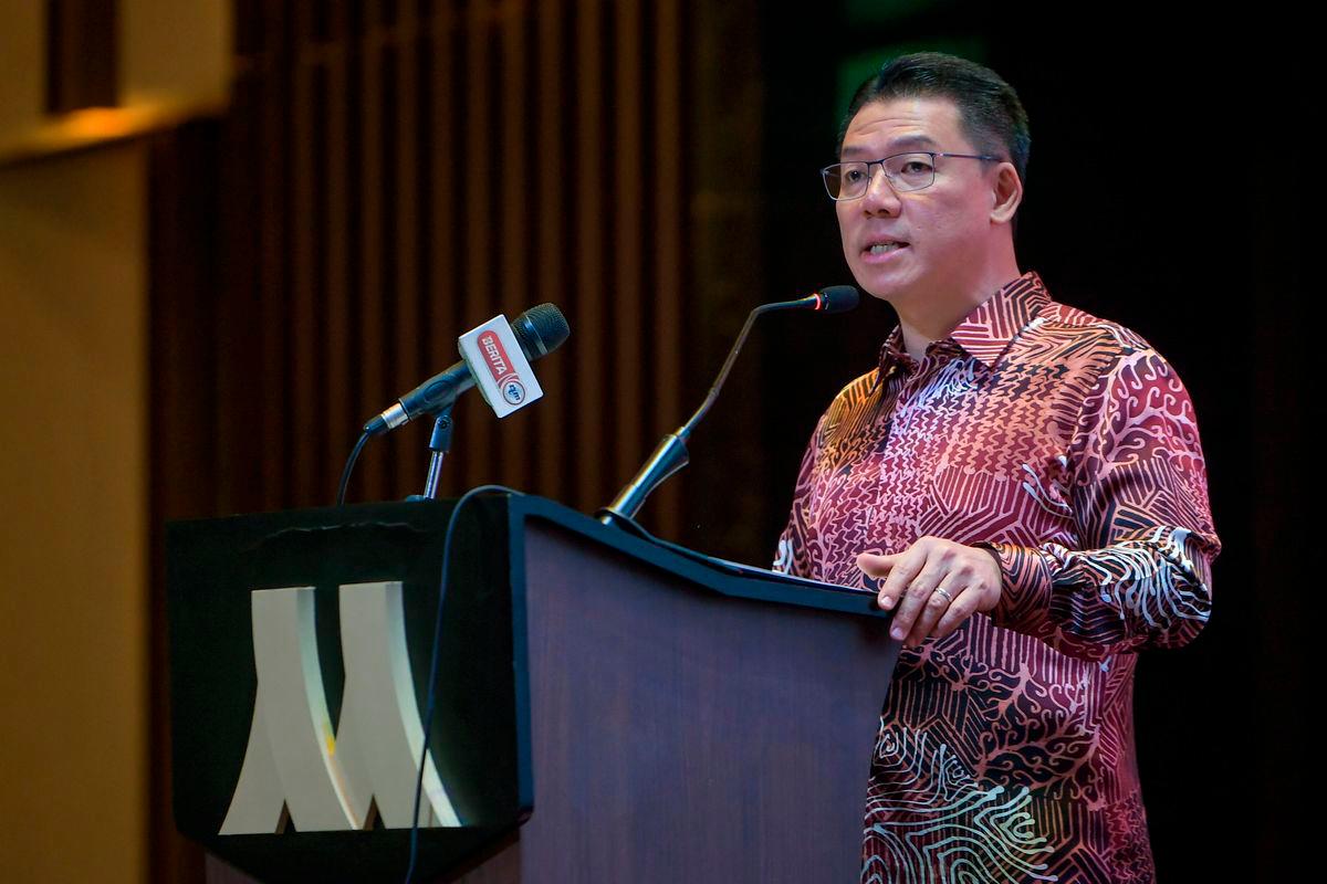 Menteri Perumahan dan Kerajaan Tempatan Nga Kor Ming berucap pada Majlis Apresiasi Hari Pekerja Pembersihan 2025 di sebuah hotel, semalam - BERNAMA