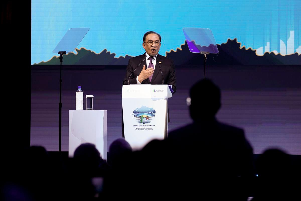 Perdana Menteri Datuk Seri Anwar Ibrahim menyampaikan ucapan pada Majlis Pembukaan Forum Megatrends Khazanah 2025 hari ini - fotoBERNAMA