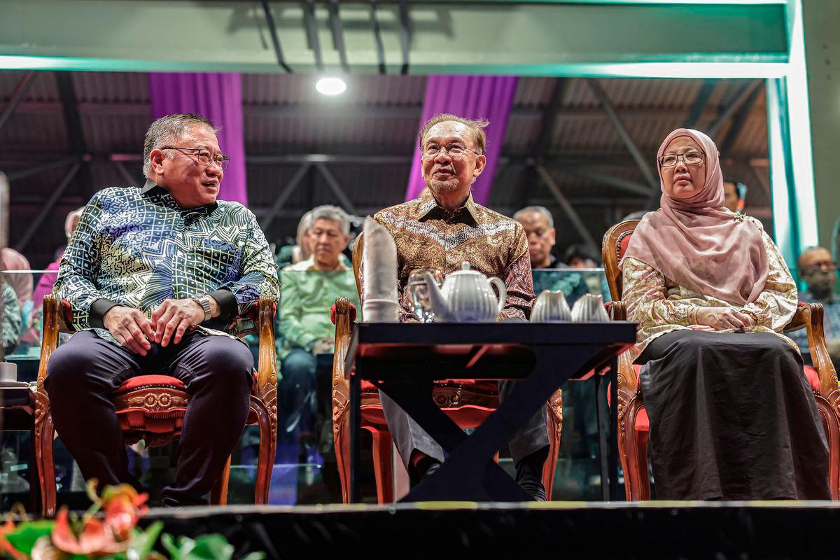 Prime Minister Datuk Seri Anwar Ibrahim, together with Minister of Tourism, Arts and Culture Datuk Seri Tiong King Sing and Minister in the Prime Minister’s Department (Federal Territories) Datuk Seri Dr Zaliha Mustafa, attended the Opening Ceremony of the Malaysia Cultural Festival 2025 at Titiwangsa Lake Gardens last night. – BERNAMA