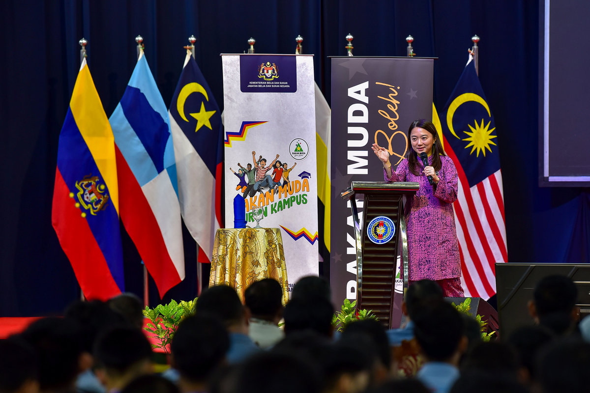 Minister of Youth and Sports, Hannah Yeoh (centre), delivering a sharing session at the sixth edition of the Rakan Muda Turun Kampus Programme for 2025 at Dewan Zulfaqar, National Defence University of Malaysia (UPNM), today. – BERNAMA