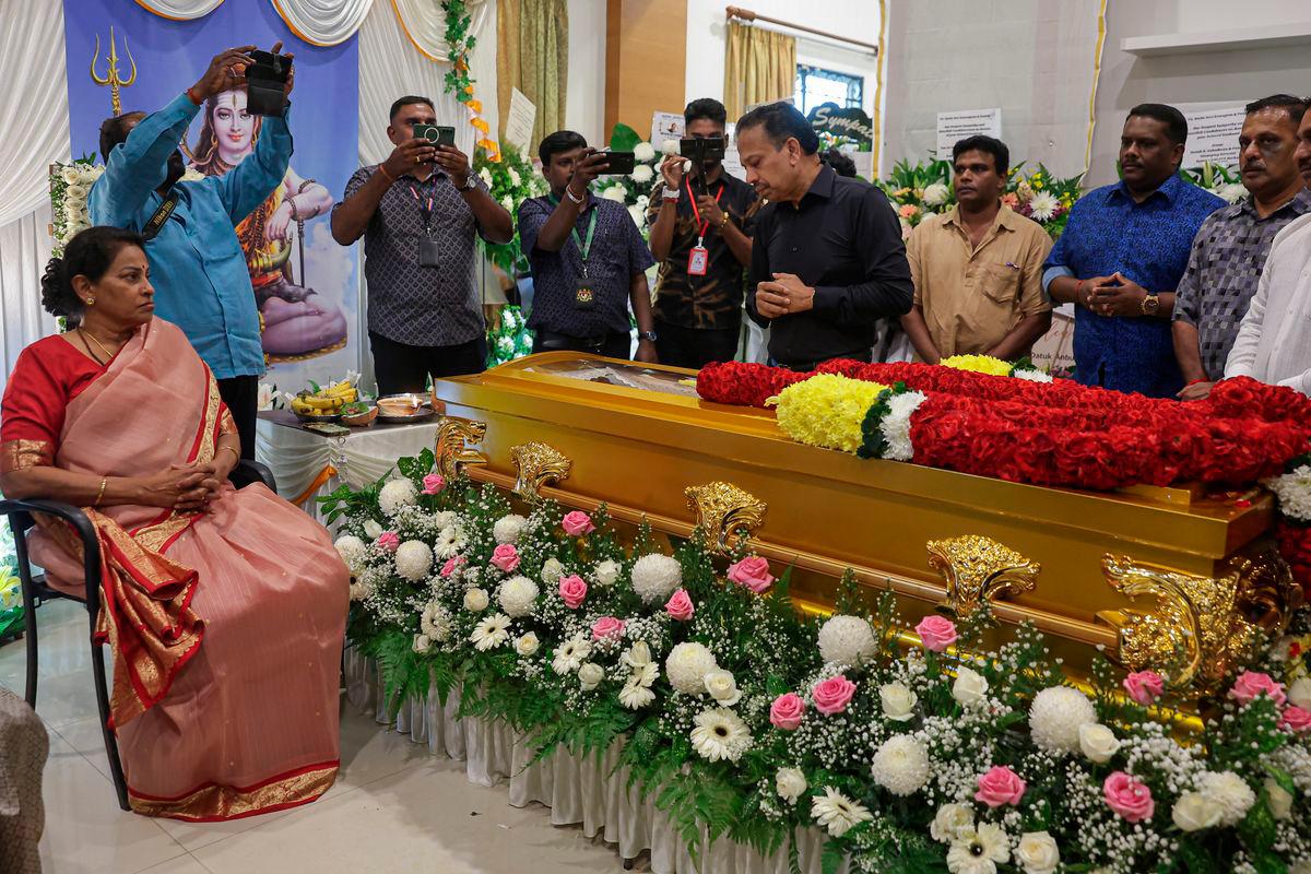 Presiden MIC Tan Sri Dr SA Vigneswaran hadir bagi memberikan penghormatan terakhir kepada bekas Menteri Sumber Asli dan Alam Sekitar mendiang Datuk Seri G. Palanivel di kediamannya di Jalan Bangkung Bangsar hari ini. fotoBERNAMA