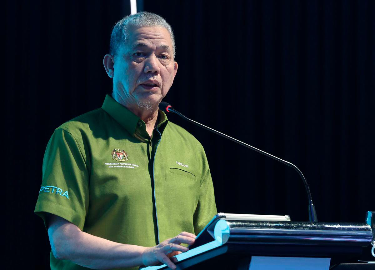Deputy Prime Minister Datuk Seri Fadillah Yusof, who is also the Minister of Energy Transition and Water Transformation (PETRA), delivers a speech at the Opening Ceremony of the Langat 2 Water Treatment Plant in Hulu Langat today. – BERNAMA
