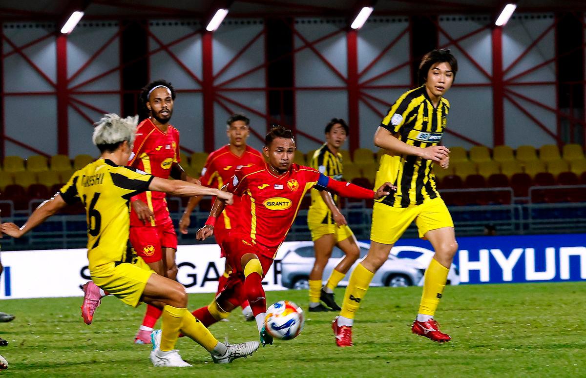 Pemain Selangor FC Mohamad Faisal Abdul Halim ketika beraksi menentang BG Tampines Robers pada perlawanan Shopee Cup di Stadium Majlis Perbandaran Petaling Jaya malam ini- BERNAMA