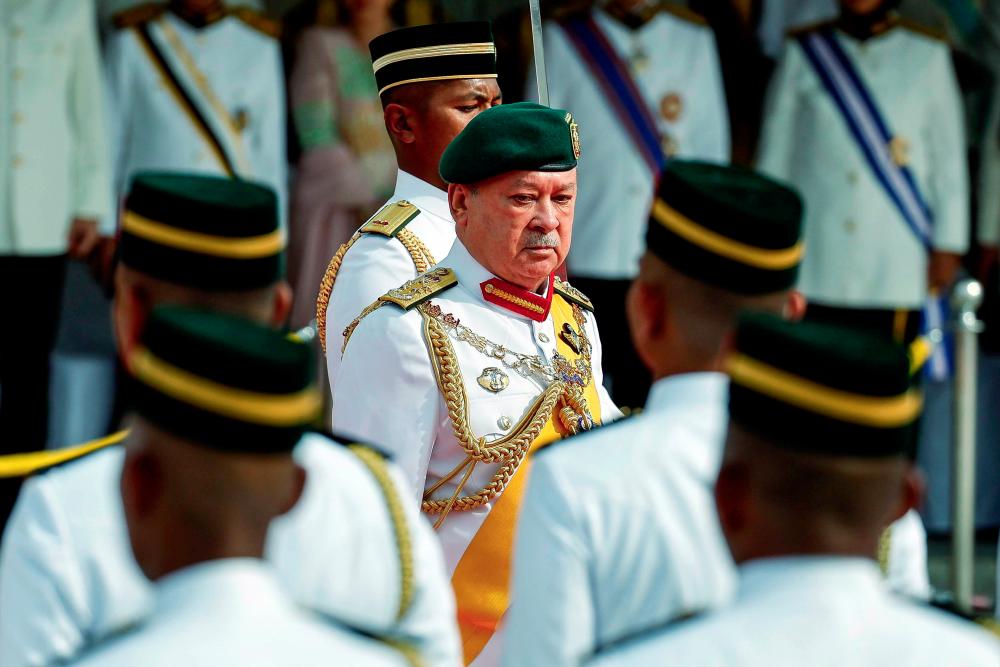 Yang di-Pertuan Agong Sultan Ibrahim berkenan memeriksa Kawalan Kehormatan Utama daripada Batalion Pertama Rejimen Askar Melayu Diraja sempena Istiadat Pembukaan Mesyuarat Pertama Penggal Ketiga Parlimen ke-15 di Dataran Parlimen, hari ini. - fotoBERNAMA