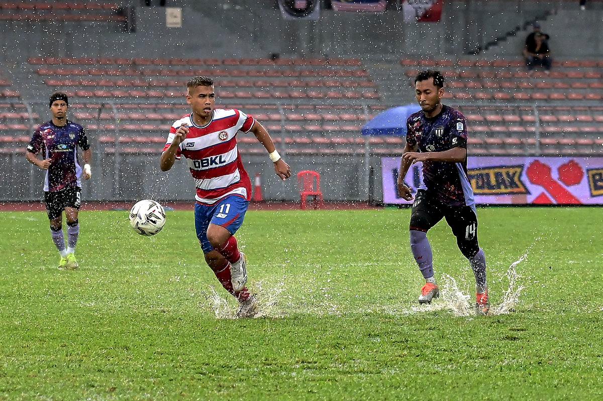Pemain KL City FC, Safawi Rasid (kiri) mengawal bola sambil cuba diasak pemain Terengganu FC Akram Mahinan pada perlawanan saingan Liga Super Malaysia 2025/2026 di Stadium Bola Sepak Kuala Lumpur Cheras hari ini. - fotoBERNAMA