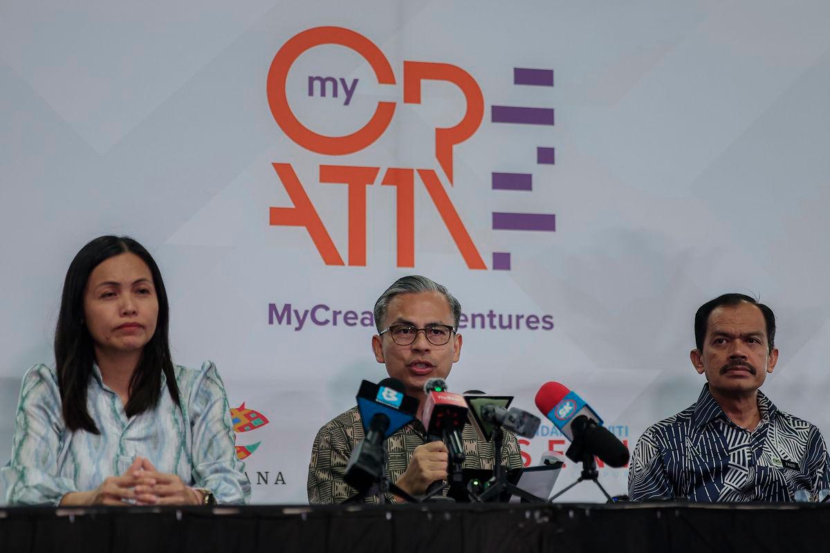 Communications Minister Datuk Fahmi Fadzil at a press conference in conjunction with the ‘Riuh Hangout 2025’ organised by MyCreative Venture here today. Also present were Deputy Communications Minister Teo Nie Ching (left) and Communications Ministry Secretary-General Datuk Seri Mohamad Fauzi Md Isa (right). – BERNAMA