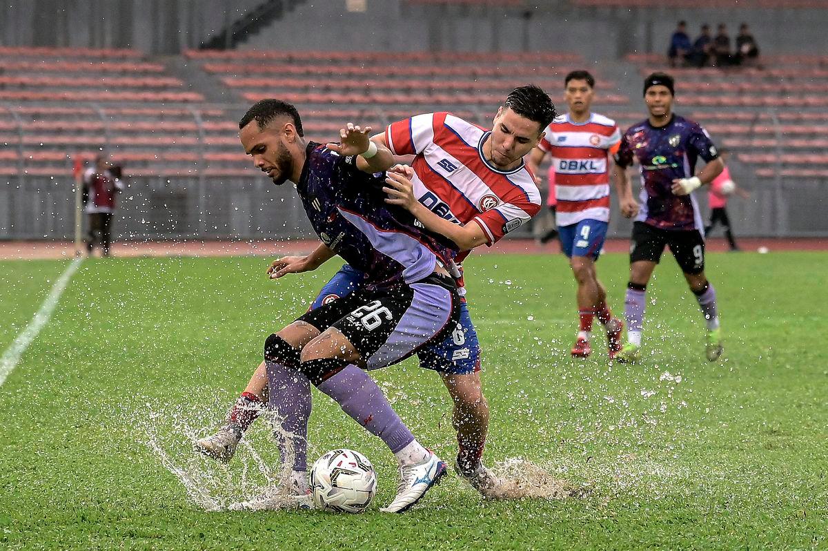 Terengganu FC player, Raianderson Da Costa (left), was fouled by KL City FC player, Ryan Lambert, during the 2025/2026 Malaysia Super League match at the Kuala Lumpur Football Stadium in Cheras today. Final score: KL City FC 1-0 Terengganu FC. – BERNAMA