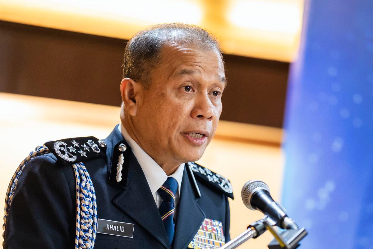 Ketua Polis Negara Datuk Seri Mohd Khalid Ismail berucap pada majlis serah terima tugas Pengarah Jabatan Siasatan Jenayah (JSJ) Bukit Aman di Mes Pegawai Kanan Polis di Bukit Aman, hari ini- BERNAMA