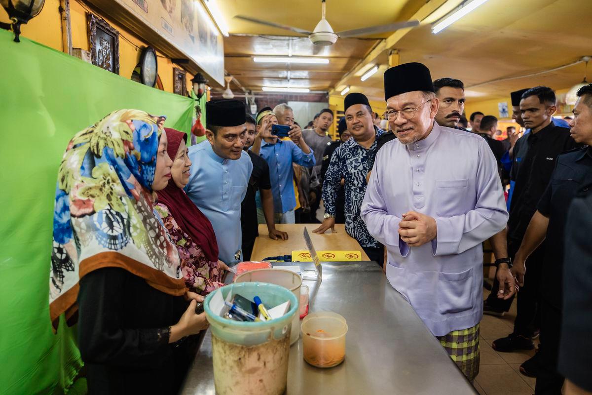 Perdana Menteri Datuk Seri Anwar Ibrahim meluangkan masa bertemu orang ramai ketika makan tengah hari di sebuah restoran di Taman Tenaga Cheras hari ini.fotoBERNAMA (2025)