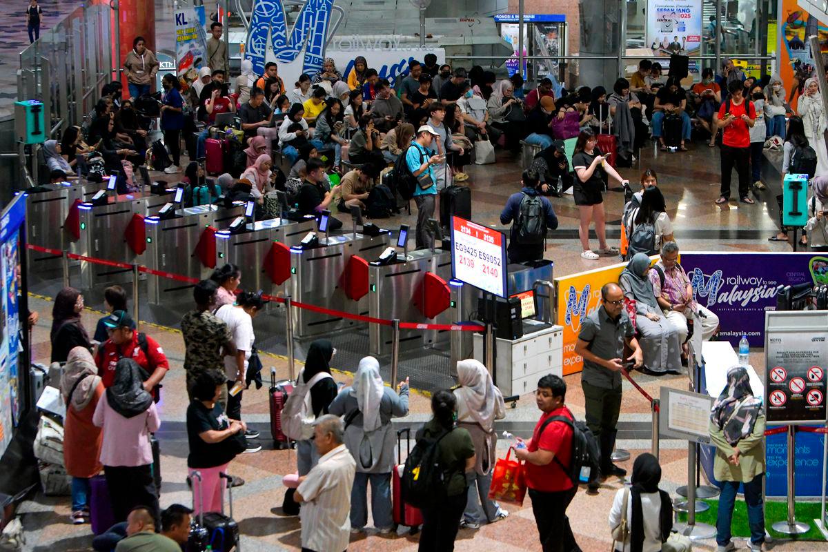 Orang ramai menunggu di ruang legar KL Sentral berikutan gangguan perkhidmatan KTM yang menyebabkan kelewatan jadual perjalanan- BERNAMA