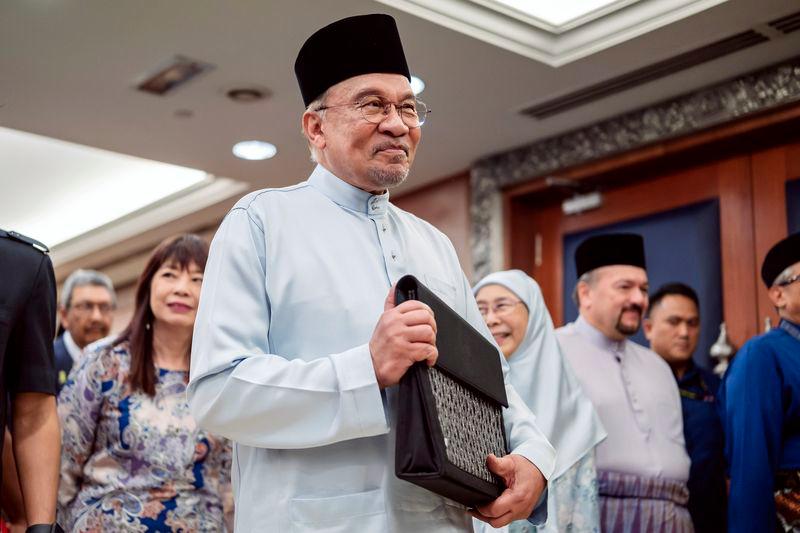 Anwar holds the Budget 2026 book in Parliament for the tabling of the budget - BERNAMAPIX $!Anwar holds the Budget 2026 book in Parliament for the tabling of the budget - BERNAMAPIX