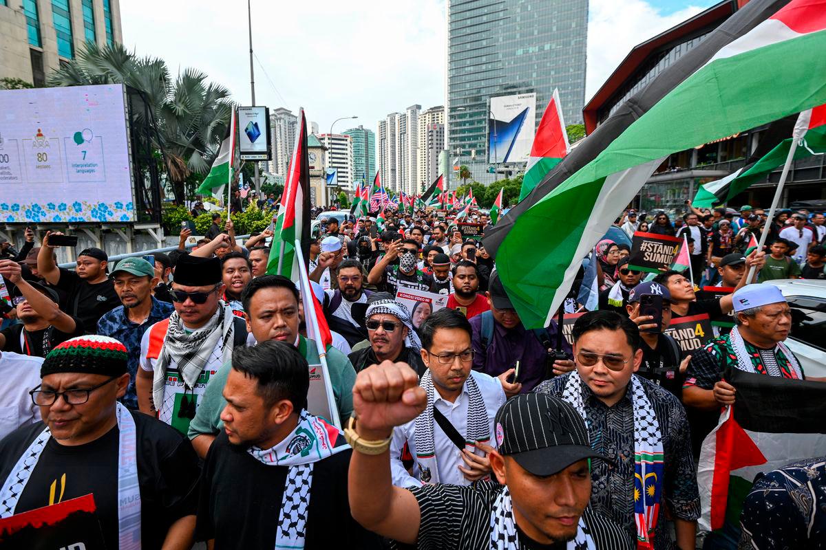 Orang ramai berarak menuju ke Kedutaan Amerika bagi menyatakan solidariti terhadap SUMUD Flotila-fotoBERNAMA