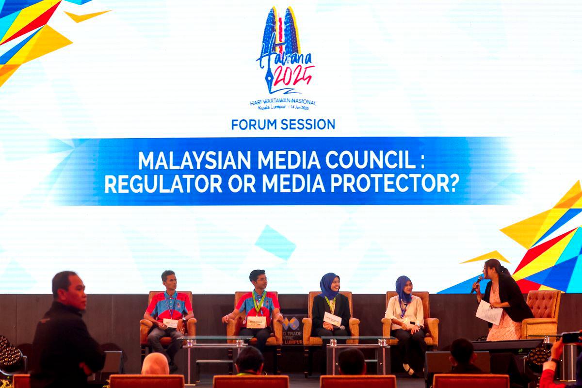 Urusetia majlis mengadakan sesi raptai Forum HAWANA 2025 sempena penganjuran Hari Wartawan Nasional (HAWANA) 2025 di Pusat Dagangan Dunia (WTC) hari ini. - fotoBERNAMA