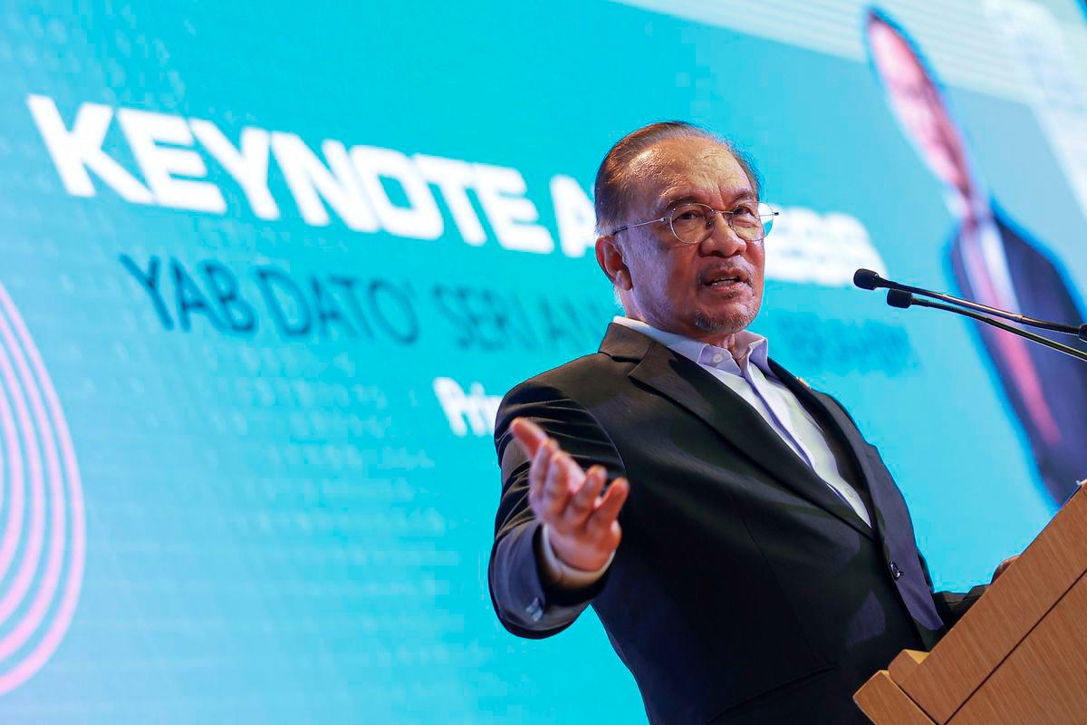Perdana Menteri, Datuk Seri Anwar Ibrahim menyampaikan ucaptama beliau pada Forum Kewangan Islam Global 2025 di Sasana Kijang hari ini. - BERNAMA