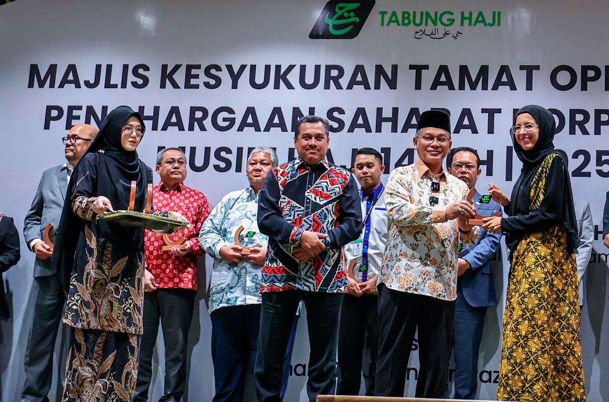 Menteri di Jabatan Perdana Menteri (Hal Ehwal Agama), Datuk Dr Mohd Na’im Mokhtar (dua, kanan) menyampaikan plak penghargaan kepada wartawan penyiaran Radio Pertubuhan Berita Nasional Malaysia (Bernama) Nurliyana Farhah Rusla (kanan) pada Majlis Doa Selamat Penutup Operasi Haji dan Penghargaan Rakan Korporat Tabung Haji Musim Haji 1446H/2025M di Menara Tabung Haji, hari ini. - BERNAMA