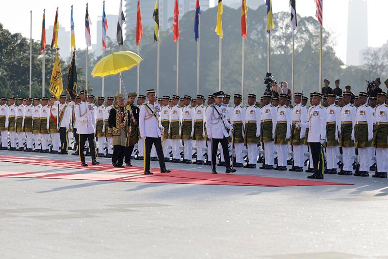 Yang di-Pertuan Agong Al-Sultan Abdullah Ri’ayatuddin Al-Mustafa Billah Shah berkenan memeriksa Kawalan Kehormatan Utama dari Batalion Pertama Rejimen Askar Melayu Diraja (RAMD) pada Istiadat Keberangkatan Balik Yang di-Pertuan Agong ke-16 di Dataran Parlimen, hari ini. / fotoBERNAMA