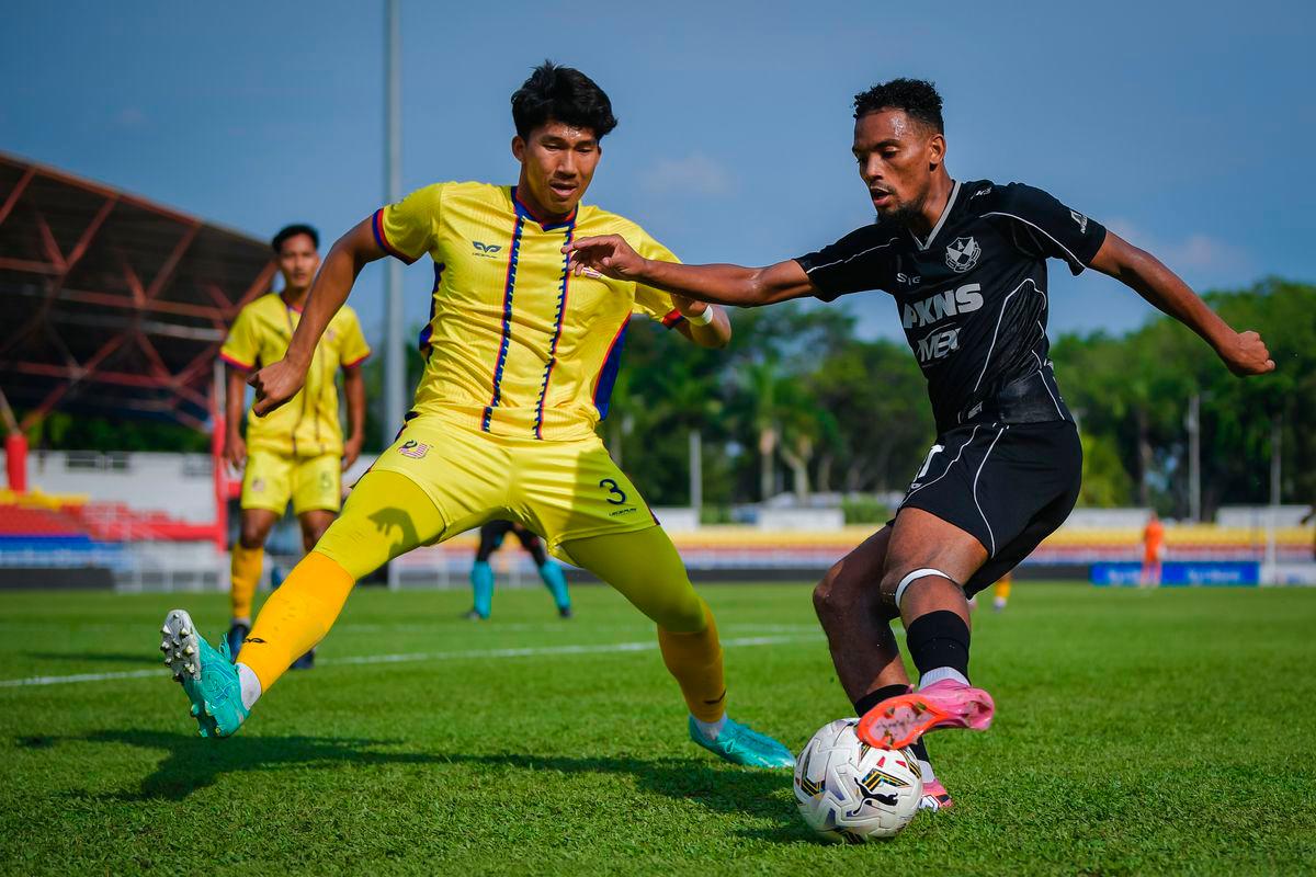 Pemain Selangor FC, Alvin Mateus Fortes (kanan) diasak pemain Malaysian University, Ahmad Taufik Lukman (kiri) pada perlawanan Malaysian University dalam saingan Piala FA 2025/2026 di Stadium MBPJ hari ini. Kedudukan semasa Selangor FC 3-0 Malaysian University -fotoBERNAMA