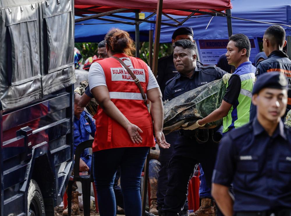 HULU SELANGOR, Dec 17 -- A body of a victim was brought out from the site of the landslide at Father Organic Farm Batang Kali today. BERNAMAPIX