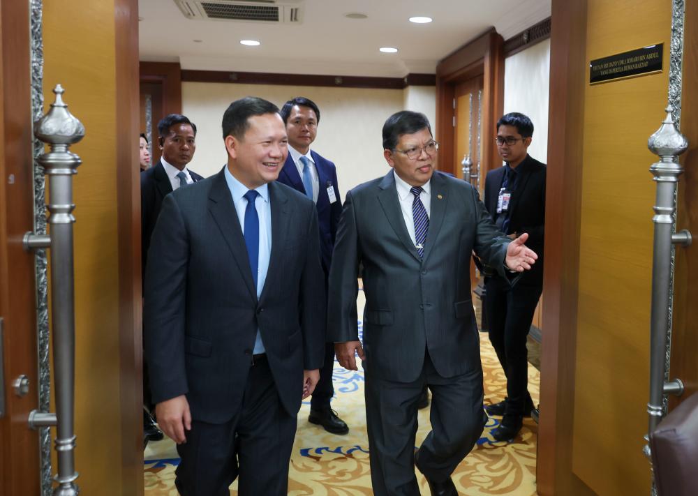 Cambodian PM pays courtesy call on Mutang, Johari at Parliament